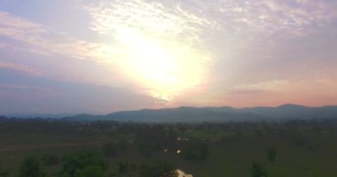 Güzel gün doğumunun manzaralı görüntüleri. Şaşırtıcı doğa geçmişi