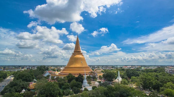 The big yellow pagoda in Nakorn Pathom — Stock Photo, Image