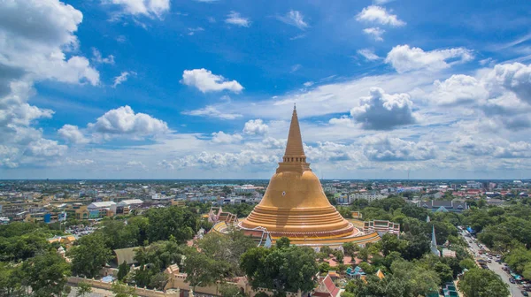 O pagode amarelo grande em Nakorn Pathom — Fotografia de Stock