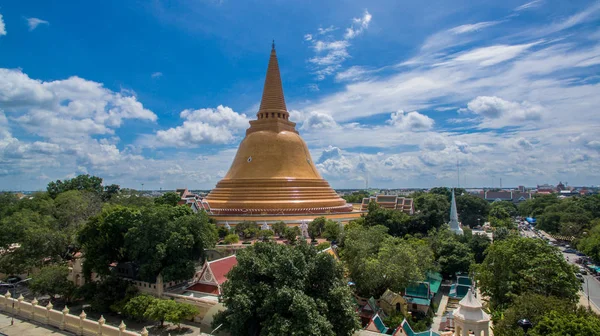 The big yellow pagoda in Nakorn Pathom — Stock Photo, Image