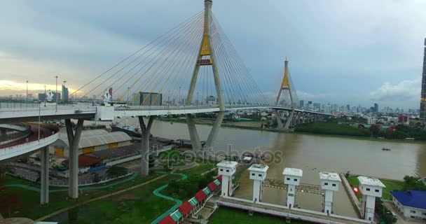 Légi felvételek király Bhumibol híd Chao Phraya folyón. — Stock videók