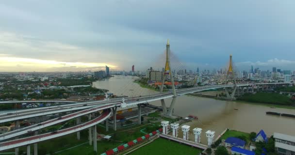 Luchtfotografie koning Bhumibol brug over de Chao Phraya rivier. — Stockvideo