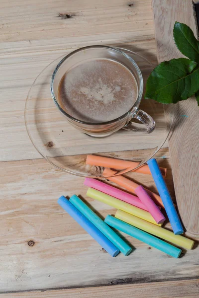 Gorąca kawa na pinewood tabel w pastelowych — Zdjęcie stockowe