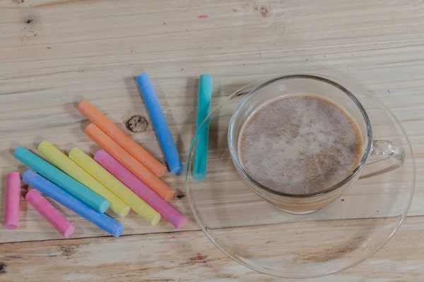 Café caliente sobre tabla de madera de pino con pastel —  Fotos de Stock