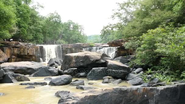 Вода течет в течение года в Тат тон водопад — стоковое видео