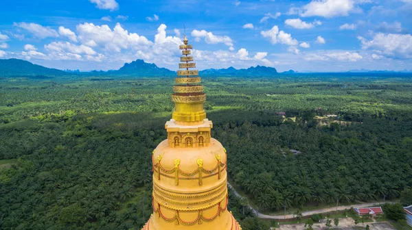Scenic Visa prisdifferentierade gyllene pagod på Bang Tong-templet — Stockfoto
