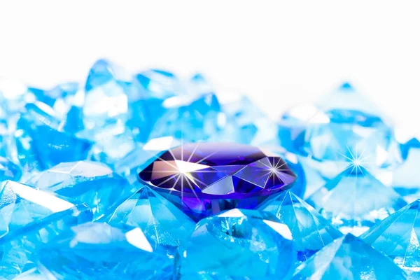 白色背景的蓝色钻石 — 图库照片