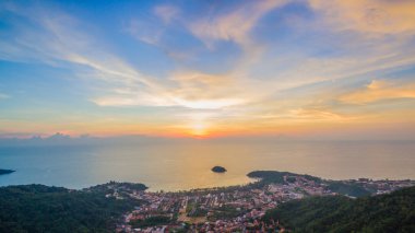 günbatımı Kata Karon Plajı'na yol yukarıda.