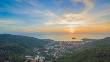 günbatımı Kata Karon Plajı'na yol yukarıda.