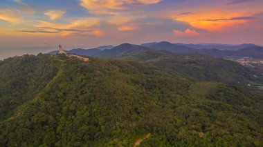 manzara panoramik Phuket büyük Buda güzel gün batımı içinde.
