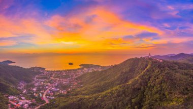 manzara panoramik Phuket büyük Buda güzel gün batımı içinde.