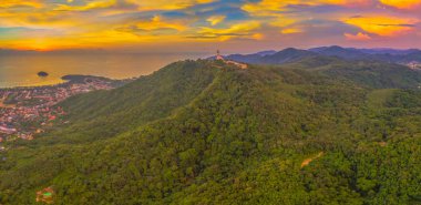 manzara panoramik Phuket büyük Buda güzel gün batımı içinde.