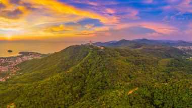 manzara panoramik Phuket büyük Buda güzel gün batımı içinde.