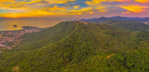 manzara panoramik Phuket büyük Buda güzel gün batımı içinde.