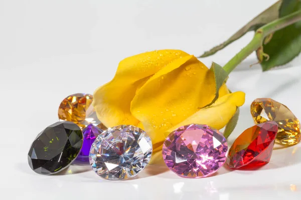 Amarelo rosa flor com diamantes coloridos — Fotografia de Stock