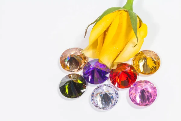 Geel roze bloem met kleurrijke diamanten — Stockfoto