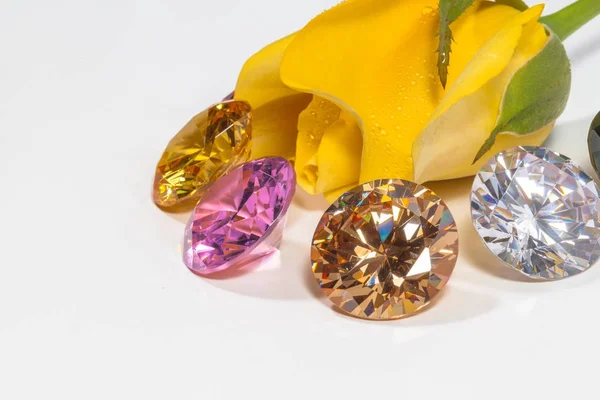 renkli elmas ile Sarı Gül çiçek
