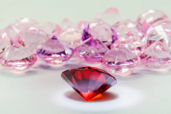 Червоні алмазні дорогоцінні камені на білому фланелі — стокове фото