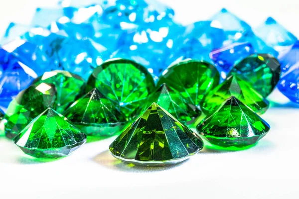 Pedras preciosas de diamante verde na flanela branca — Fotografia de Stock