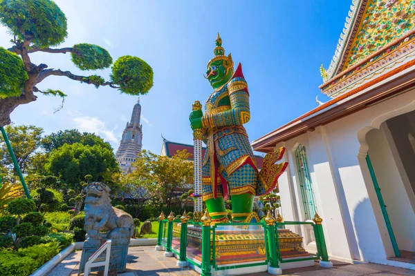 Gigante em Wat Arun o Templo da Aurora em Bangkok, Tailândia — Fotografia de Stock