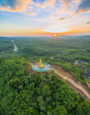 Altın big Buddha yüksekliği yanında yol      