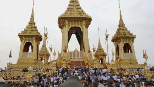 Altın Royal cenaze ateşinde Kral Bhumibol Adulyadej için. — Stok video