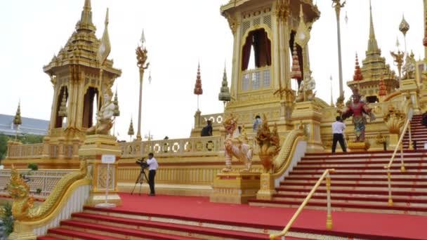La pira funeraria real de oro para el rey Bhumibol Adulyadej . — Vídeo de stock