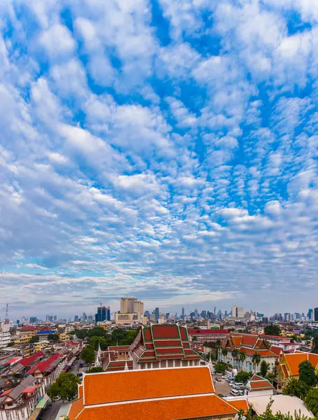 Červený západ slunce na Wat Pha Kaew chrámu smaragdového Buddhy a Grand P — Stock fotografie