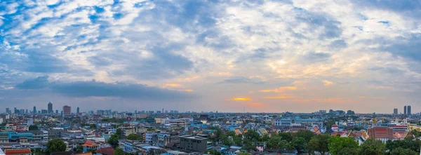 Červený západ slunce na Wat Pha Kaew chrámu smaragdového Buddhy a Grand P — Stock fotografie