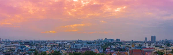 Tramonto rosso al tempio di Wat Pha Kaew di smeraldo Buddha e Grand P — Foto Stock