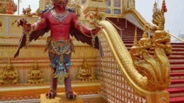 Royal cenaze ateşinde Kral Bhumibol Adulyadej için önünde kırmızı Garuda heykel