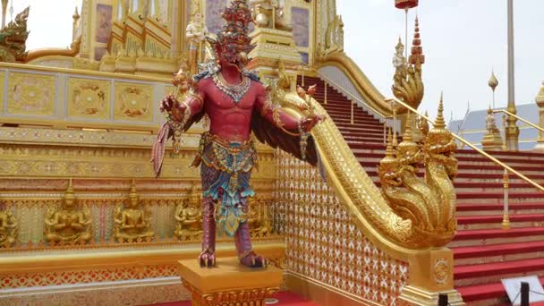 Escultura Garuda roja frente a la pira funeraria real para el rey Bhumibol Adulyadej — Vídeos de Stock