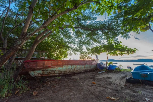 Barco pequeño en la playa — Foto de Stock