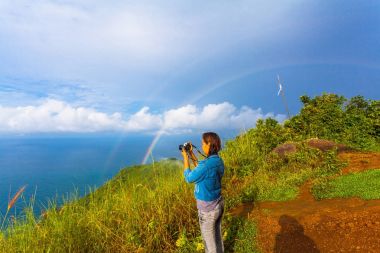 Bayan deneyin gökkuşağının üzerinde Pha Hin Dum bakış açısı yakalamak için