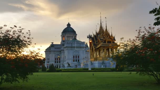 アナンタサマーコム宮殿の夕日はバンコクの有名なランドマーク — ストック動画
