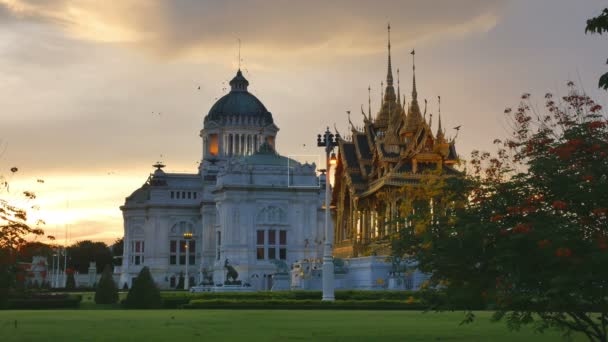Solnedgången på Ananta Samakhom Throne Hall är landmärken i Bangkok — Stockvideo