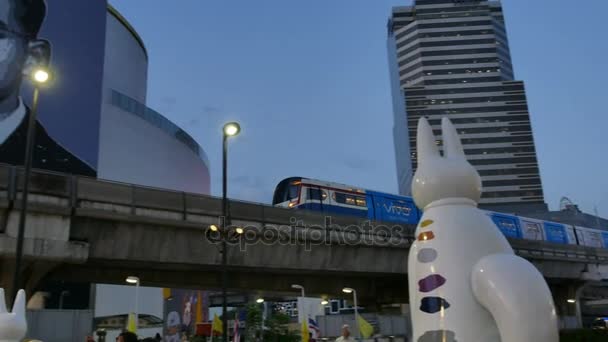 The BTS sky train runs through central Bangkok Thailand — Stock Video