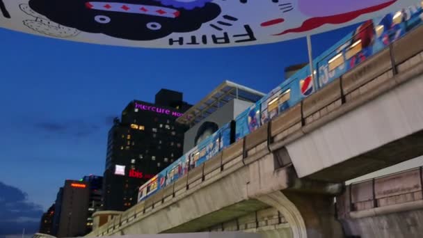 Het Bts sky train loopt door het centrum van Bangkok Thailand — Stockvideo