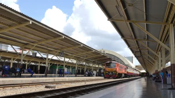 De trein vertrekt vanaf Hua Lamphong treinstation. — Stockvideo