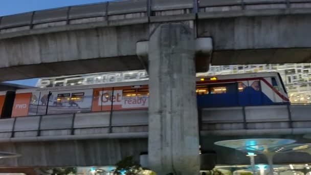 The BTS sky train runs through central Bangkok Thailand — Stock Video
