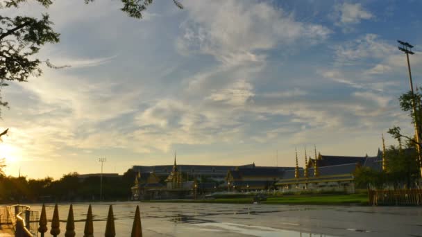 Zonsopgang boven de Gouden Koninklijke brandstapel voor koning Bhumibol Adulyadej. — Stockvideo