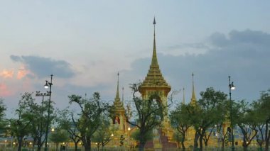 zaman atlamalı Kral Bhumibol Adulyadej için altın Royal cenaze ateşinde.