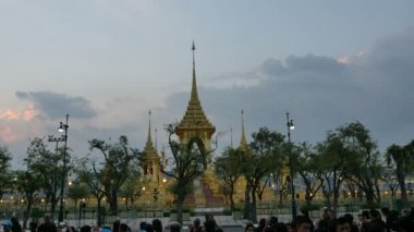 zaman atlamalı Kral Bhumibol Adulyadej için altın Royal cenaze ateşinde.
