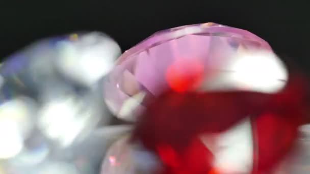 As gemas são exibidas em uma plataforma rotativa . — Vídeo de Stock