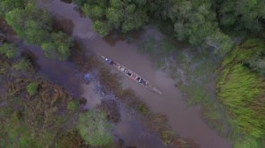 Long tail tekne büyük su forest.a uzun kuyruk tekneler içinde getirmek turist yağmur ormanı içinde seyahat 