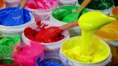 Renkli tahta kaşık Kepçe boya kürek için. Tahta kaşık Kepçe sarı renkte plastisol mürekkep bucket.scoop sarı plastisol mürekkep varil dışarı dışarı 