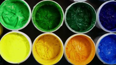 Plastisol mürekkep toprint tee gömlek kullanan ve kumaş da dahil olmak üzere tonları sıcak color.shades serin renk üzerinde baskı Fabrikası plastisol mürekkep kutular tee gömlek factory.several renk plastisol mürekkeple kutular.