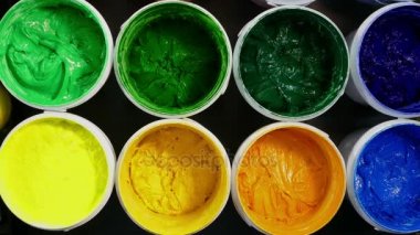 Plastisol mürekkep toprint tee gömlek kullanan ve kumaş da dahil olmak üzere tonları sıcak color.shades serin renk üzerinde baskı Fabrikası plastisol mürekkep kutular tee gömlek factory.several renk plastisol mürekkeple kutular.