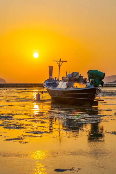 Krásný východ slunce nad mořem Rawai — Stock fotografie