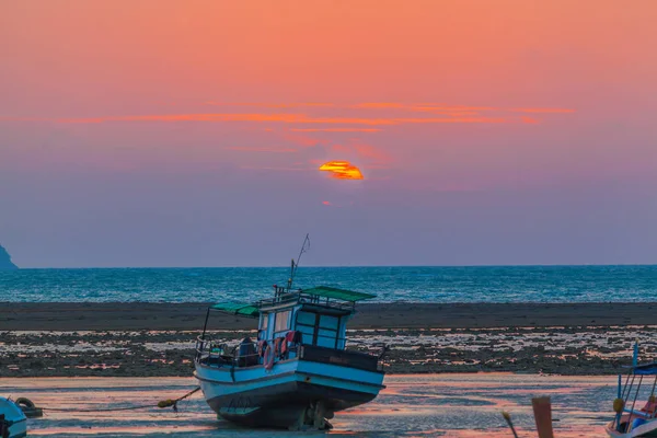 Belo nascer do sol acima do mar de Rawai — Fotografia de Stock